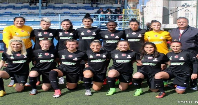 Ataşehir Belediyespor Kadın Futbol takımı şampiyonluk maçına çıkıyor