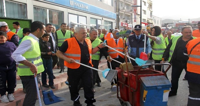 İşçiler işi bıraktı, belediye başkanı sokaklarda temizlik yaptı