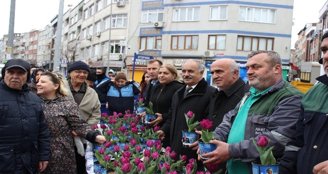 Bayrampaşa Belediye Başkanı Aydıner vatandaşlara lale dağıttı