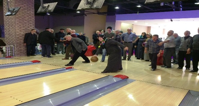 İzmit’in yaşlıları bowlingde yarıştı