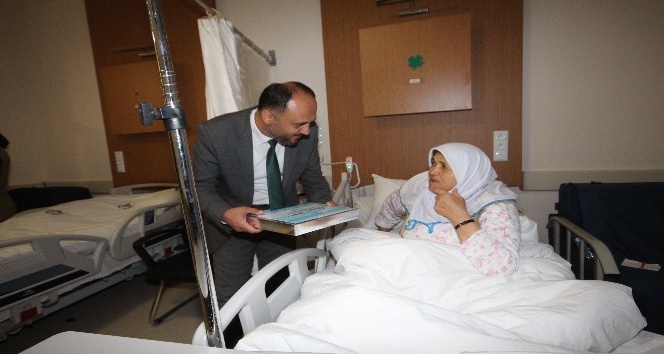 Başkan Özaltun’dan hastalara Kur’an-ı Kerim ve seccade hediyesi