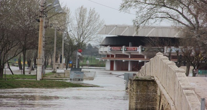 Tunca Nehri’nde ‘kırmızı alarm’ devam ediyor
