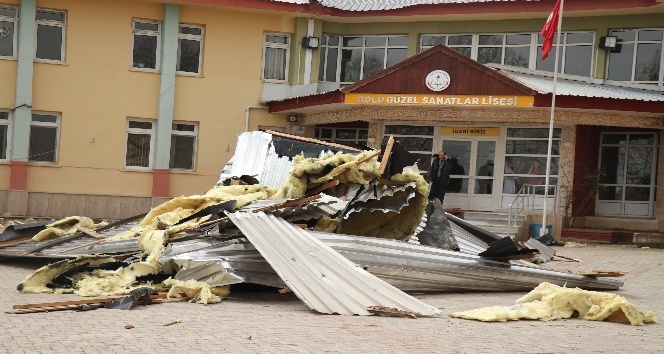 Bolu’da şiddetli rüzgar okulun çatısını uçurdu