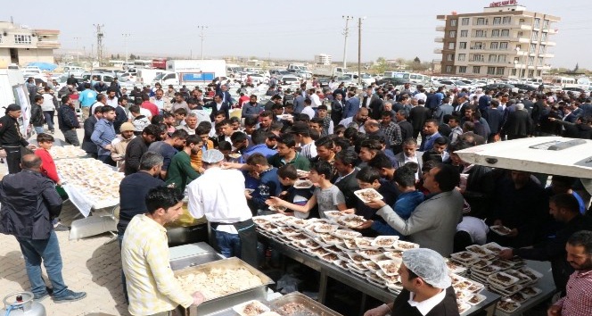 Afrin şehitleri için Cuma namazı sonrası binlerce kişiye tirit ikram edildi