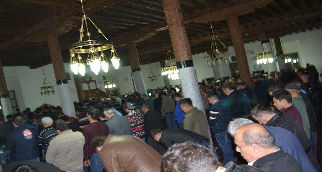 Regaip Kandili’nde vatandaşlar camileri doldurdu