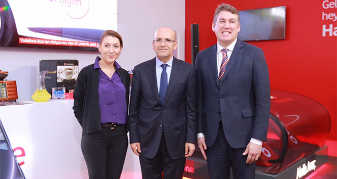 Başbakan Yardımcısı Mehmet Şimşek Vodafone standını ziyaret etti