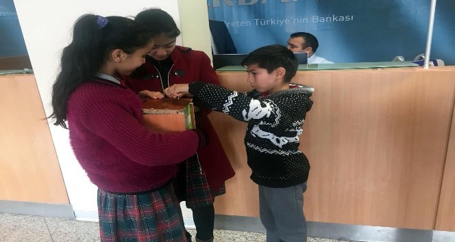 Kumbaralarında topladıkları parayı Mehmetçik Vakfına bağışladılar