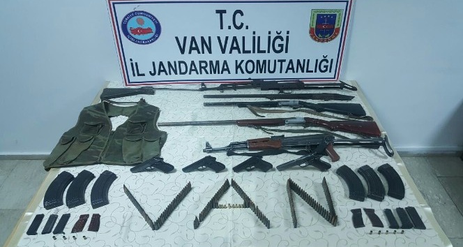 Silah satarak PKK’ya finans sağlayan 2 kişi gözaltına alındı