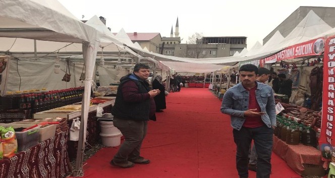 Patnos’ta açılan yöresel yiyecekler fuarı vatandaşlar tarafından yoğun ilgi görüyor
