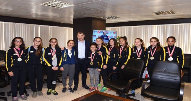 Marmara Şampiyonları sevinçlerini Başkan Kuzu ile paylaştı