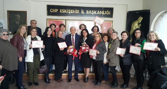 CHP’li kadınlar sertifikalarını aldı