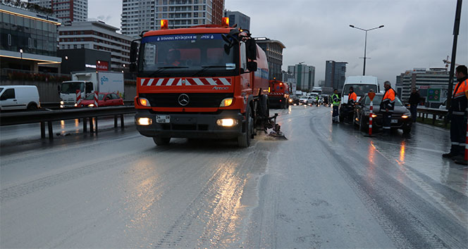 İstanbul&#039;da yola dökülen çamur kazaya neden oldu
