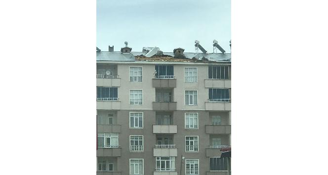 Ev ve iş yerlerinin çatıları havada uçtu, vatandaş sokakları boşalttı