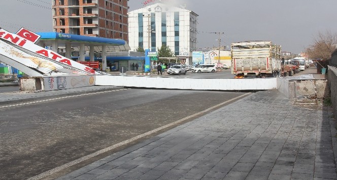 Sivas’ta kuvvetli rüzgarın etkisi ile caddeye devrilen tabela, yolu araç ulaşımına kapattı