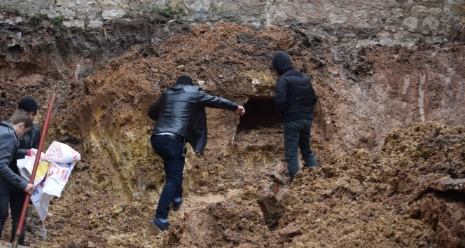 Kocaeli&#039;de inşaat kazısında çıkan tarihi yapıda insan kemikleri bulundu