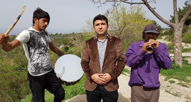 Köy muhtarından davul zurnalı Afrin Marşı