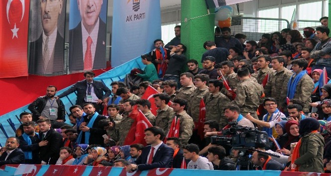 Cumhurbaşkanı Erdoğan’ı Giresun’da askeri kamuflaj ve asker selamıyla karşıladılar