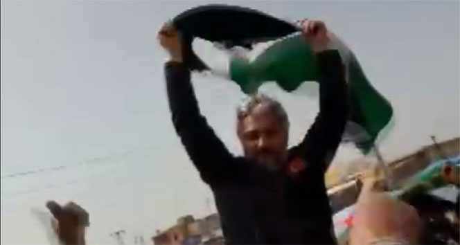 Tel Rıfat halkı Türk polisini omzunda taşıdı