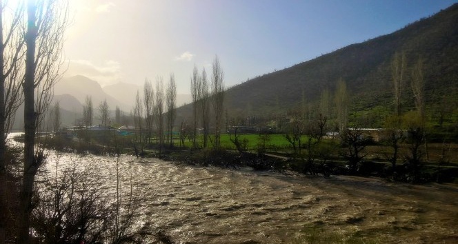 Habur Çayı coştu, vatandaşlar set oluşturdu