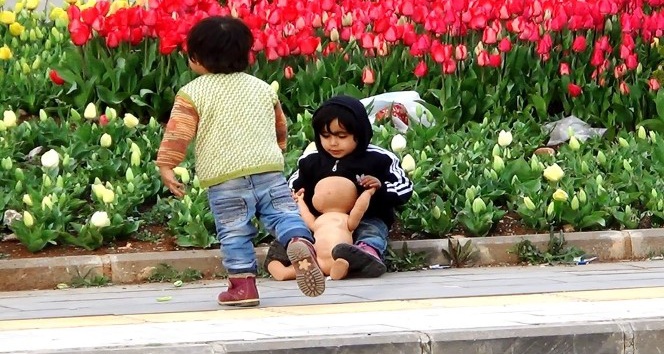 Suriyeli çocukların çöpten çıkan "oyuncak bebek" sevinci