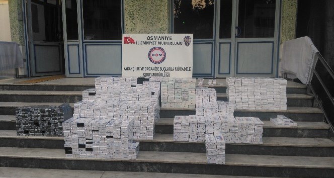 Minibüsün gizli bölmesinden 10 bin 100 paket kaçak sigara çıktı