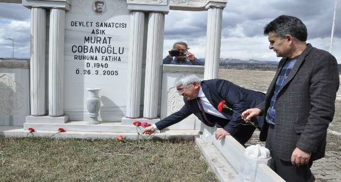 Halk Ozanı Murat Çobanoğlu mezarı başında anıldı