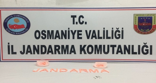 Otomobilden atılan poşetlerden 386 adet uyuşturucu hap çıktı