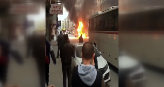 İzmir&#039;de yolcu otobüsü alev alev yandı