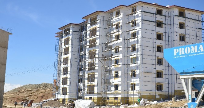 Yüksekova’daki 3 bin 63 konut hızla yükseliyor