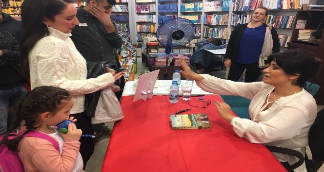 İclal Aydın Forum Trabzon’da sevenleriyle buluştu