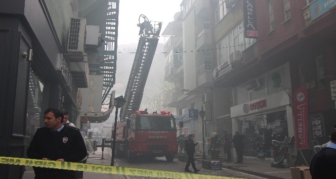 Amasya’da iş merkezinde korkutan yangın
