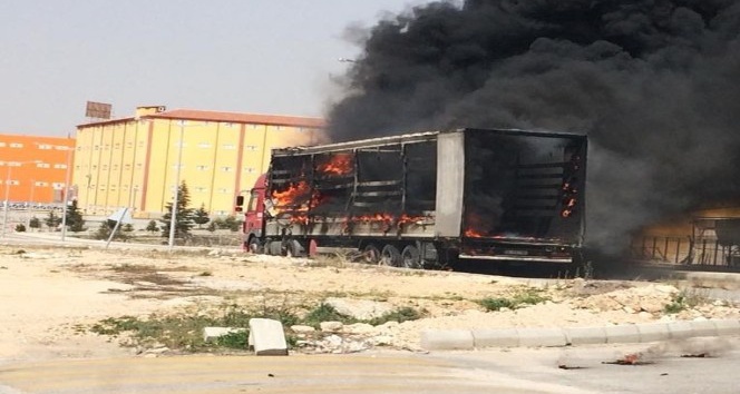 Karaman’da plastik malzeme yüklenen tır yandı