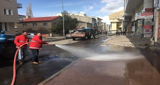 Ardahan Belediyesi yol ve kaldırım temizliği devam ediyor