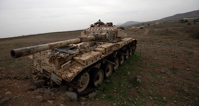 İsrail&#039;den Suriye sınırına tank ve mühimmat takviyesi