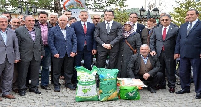 Gümüşhane’de çiftçilere 102,3 ton yem bitkisi tohumu dağıtıldı