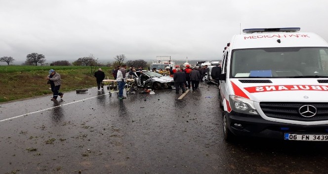 Uşak’ta zincirleme trafik kazası: 3 ölü, 3 yaralı