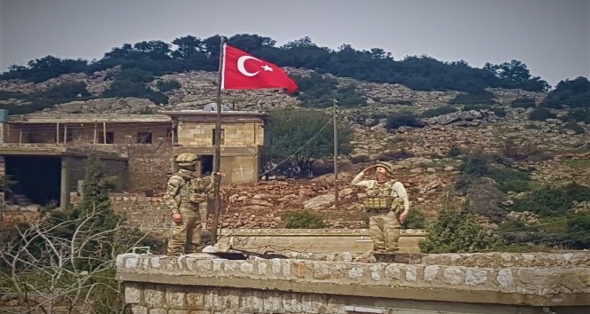Amasya’dan gönderilen bayrak Afrin’de dalgalanıyor