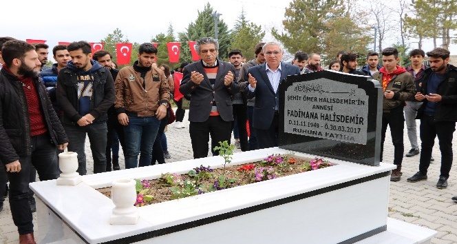 Kahraman Halisdemir’in annesi mezarı başında anıldı