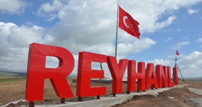 Bayrak Tepe’ye dev Türk bayrağı ve ışıklı ’Reyhanlı’ tabelası