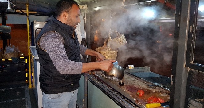 Mobil sucuk ekmek tezgahıyla müşterilere şehir turu