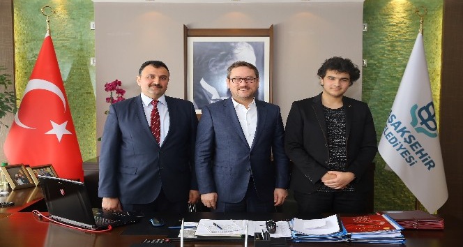 Hızlı okuma şampiyonu 16 yaşındaki Tarık, 6 yılda 5 bin kitap okudu