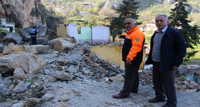 AFAD müdürü mahalleliyi dev kaya parçalarından kurtardı