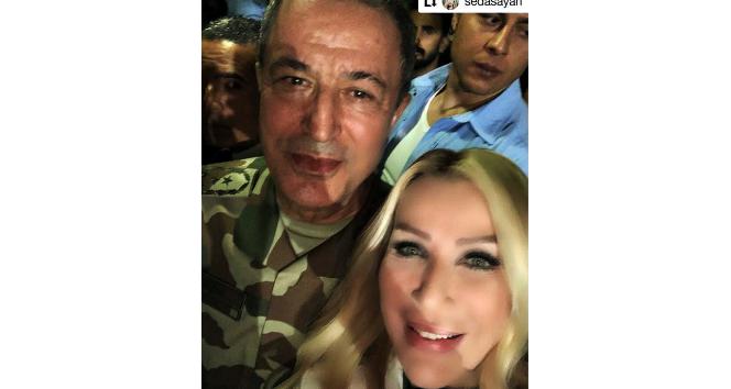 Seda Sayan’dan Genelkurmay Başkanı Akar’la sefie