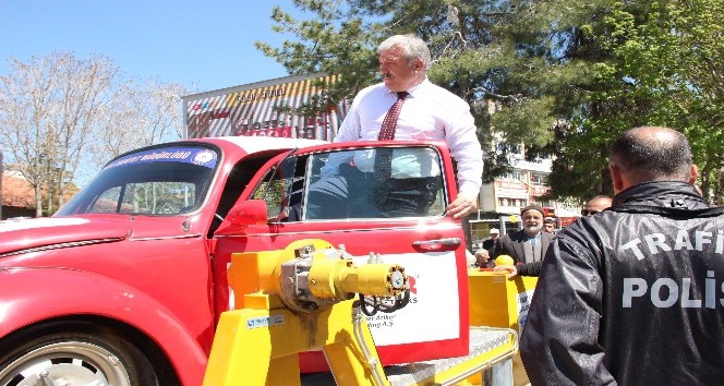 Karaman’’da sürücülere emniyet kemerinin önemi simülatörle anlatıldı