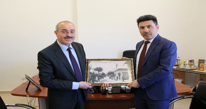 Rektör Karacoşkun öğretim üyeliğine atanan akademisyenlerine kutlama