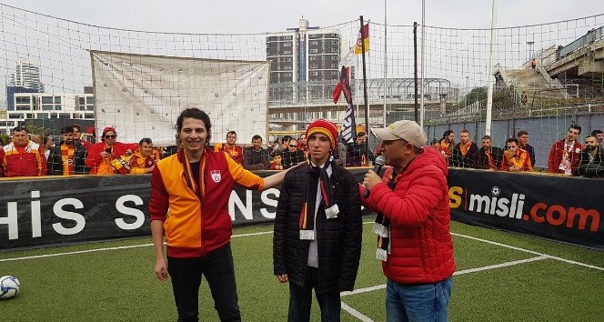 “Kitaplar yakılmasın, okunsun” diyen Murat Sökük Galatasaray-Trabzon maçını tribünden izledi