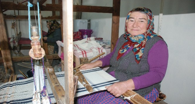 Köyden şehre getirilen dokuma tezgahlarında el sanatlarını yaşatıyorlar