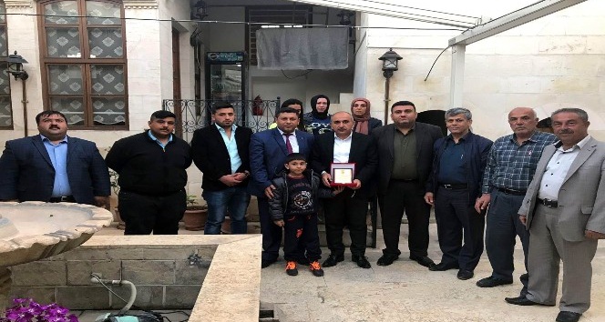 Sivil Şehit ve Gazi Aileler Derneğinden Başkan Kara’ya plaket