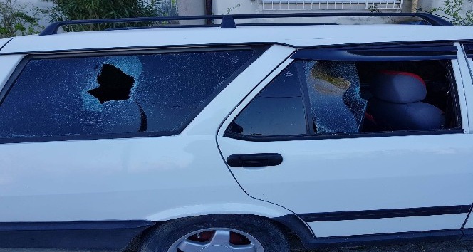 Park halindeki otomobilin camları kırıldı