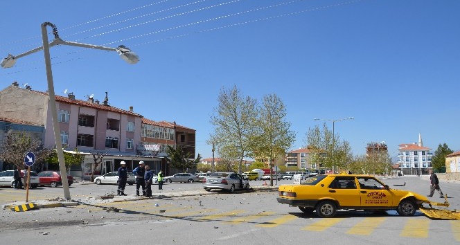 Karaman’da otomobiller çarpıştı: 2 yaralı